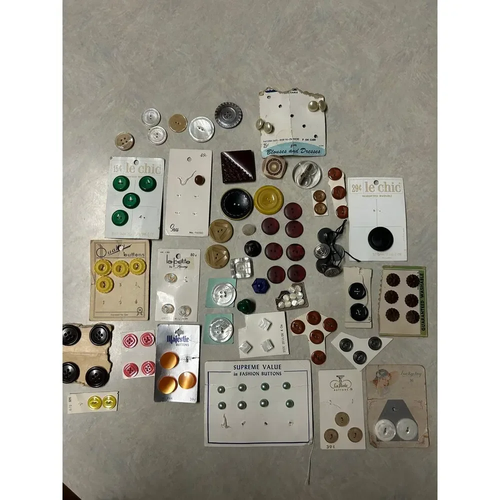 Vintage Buttons Assorted Sizes, Shapes, Colors, Styles and Brands‎